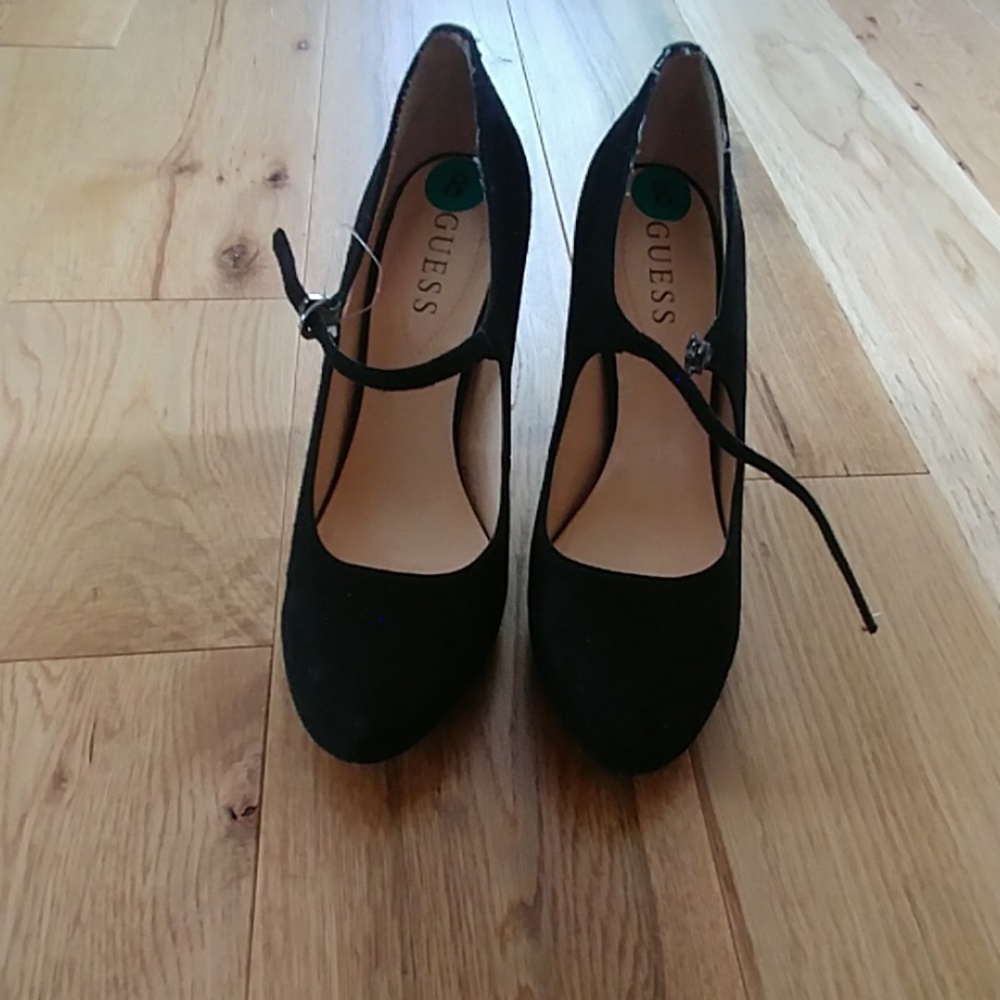 GUESS pumps.